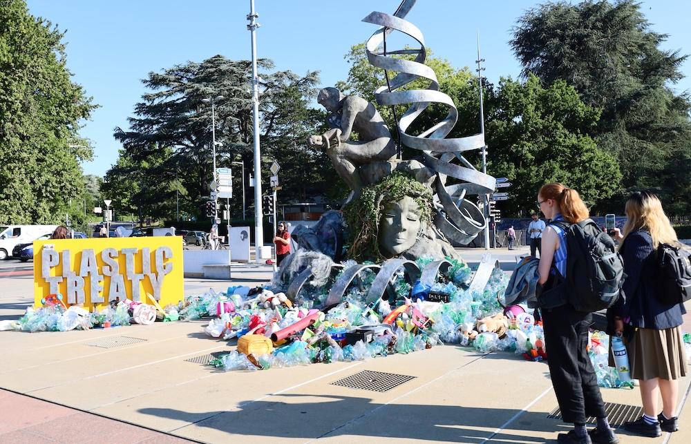  The Thinker’s Burden sculpture by artist Benjamin Von Wong, displayed outside the Palais des Nations for the duration of the plastics treaty negotiations.